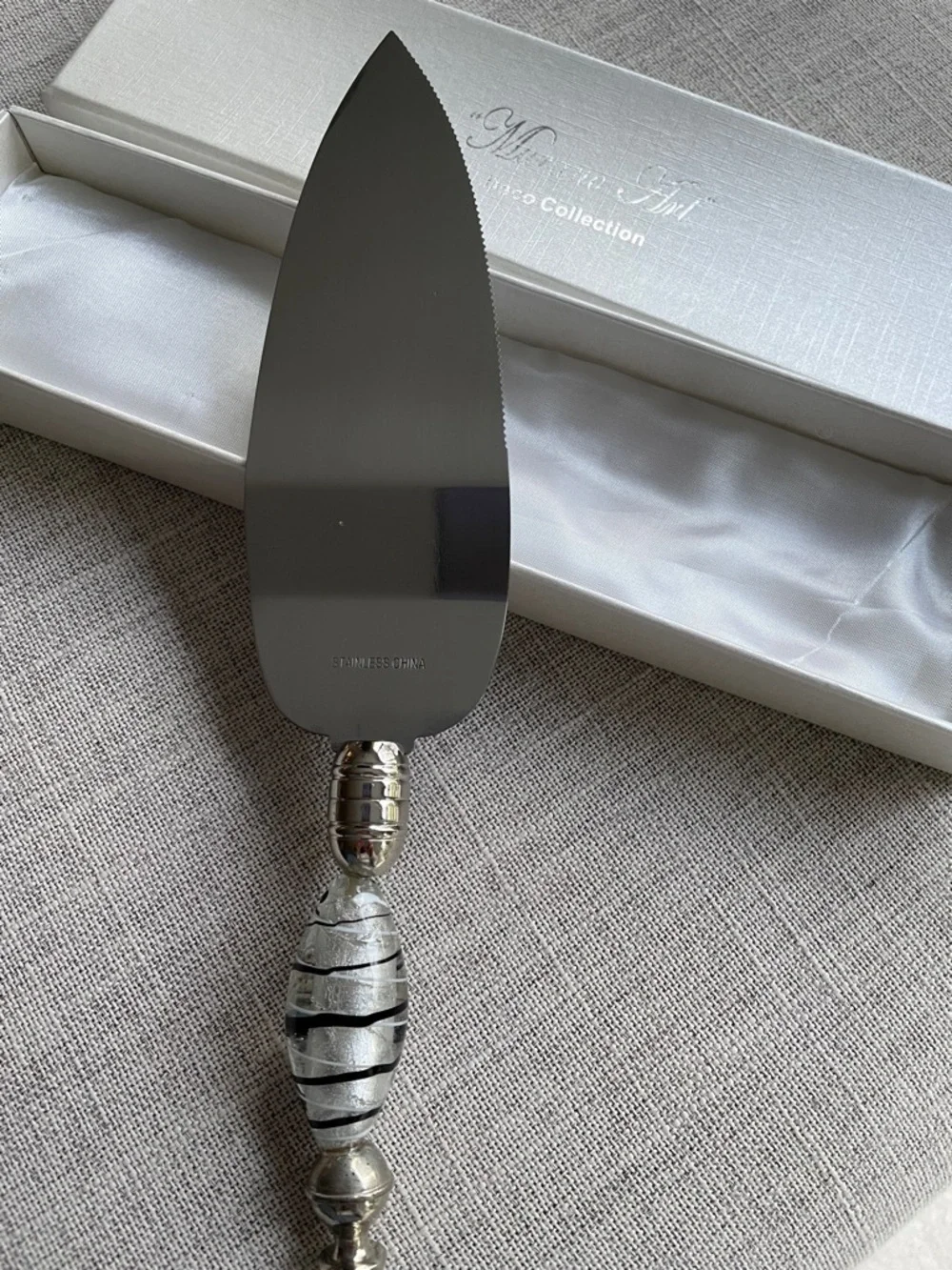NWB. MURANO ART Deco Collection cake/ pie knife. O/S